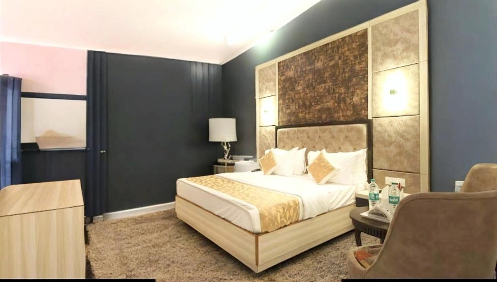 Hotel The Almora By Rs Global Near By Delhi International Airport With - Free Airport Drop New Delhi Exterior photo