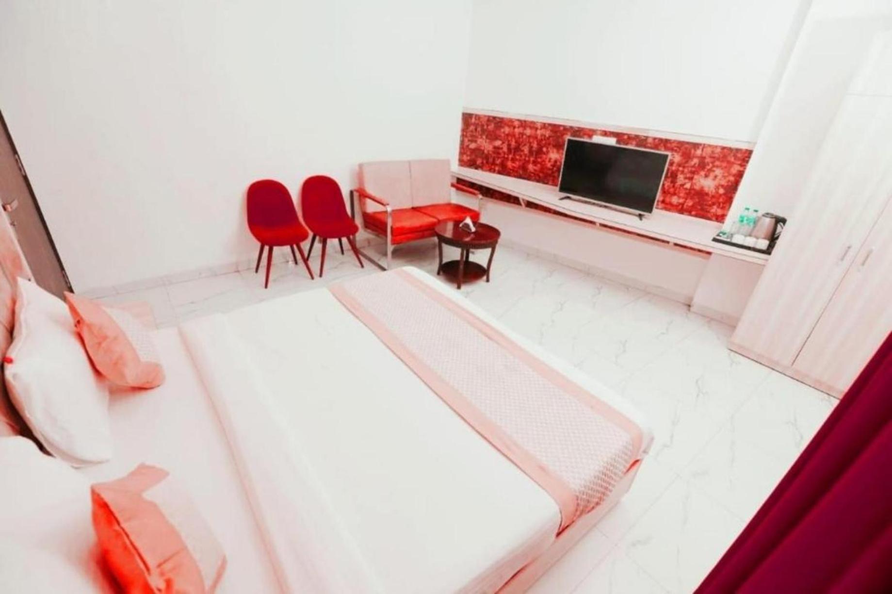 Hotel The Almora By Rs Global Near By Delhi International Airport With - Free Airport Drop New Delhi Exterior photo